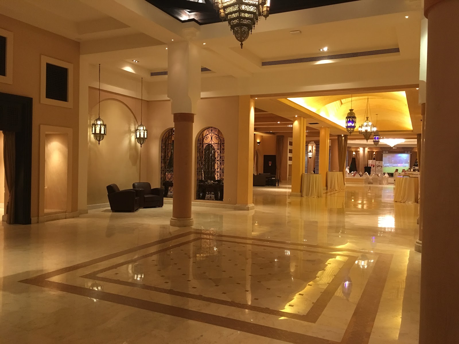 مركز ﻻزوردي