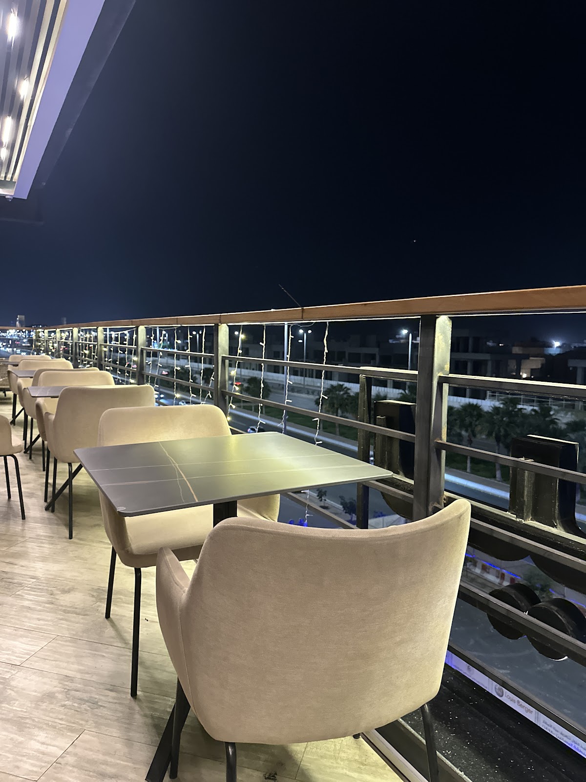 مطعم و لاونج بيزار - مطاعم في جدة - 6